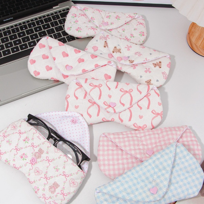 Travel Accessories Kmart - حافظة نظارات على شكل قلب من